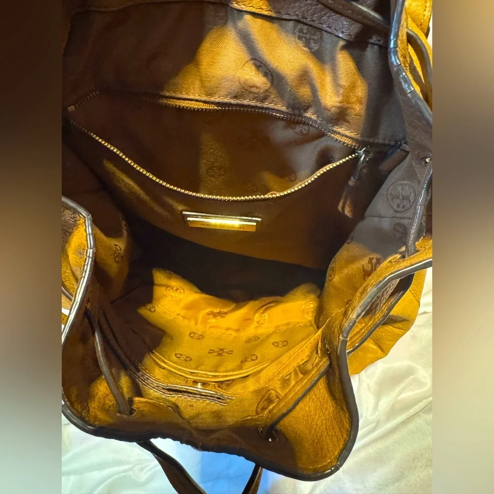 Tory Burch Backpack Brody Pebbled Leather with Zip Pouch in Tan - Picture 6 of 9